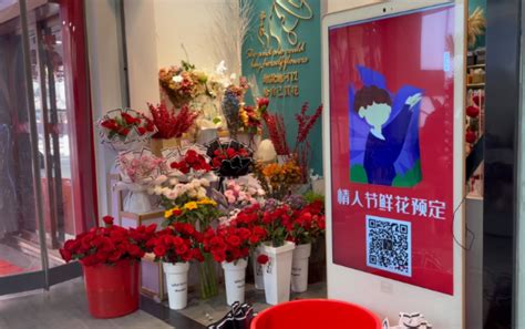 一位有魅力的女顾客在花市摊位商店购买一束鲜花的生活方式肖像高清图片下载-正版图片502707987-摄图网