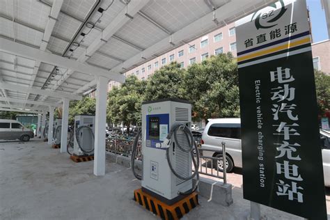北京最大集中式电动汽车充电站投用 单日可提供约1300次服务_凤凰网