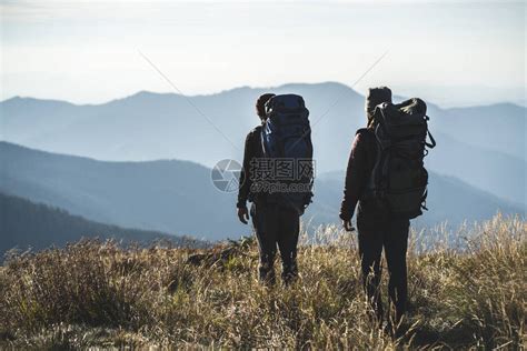 一男女站在风景秀丽的山上高清图片下载-正版图片506579847-摄图网