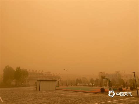 北京遭遇大风沙尘天气