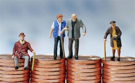 2021年高龄老人补贴政策：年满“这数”，每月可领500元