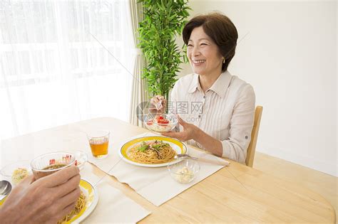 中老年女性在家吃饭高清图片下载-正版图片502006916-摄图网
