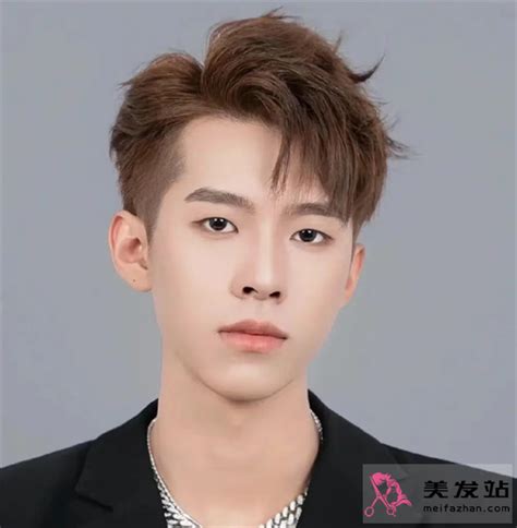 侧背头发型男图片