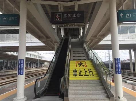 烨兴-贵港高铁站站前广场ETFE膜结构雨棚开始装膜
