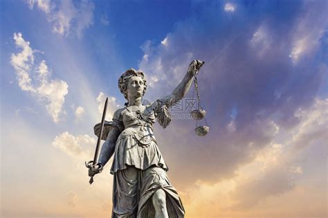 德国法兰克福罗默前的正义女神像高清图片下载-正版图片504429817-摄图网