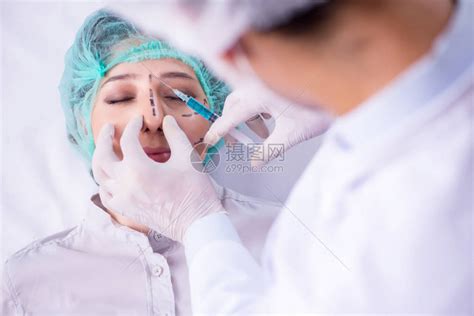 整形外科医生准备手术在妇女面孔高清图片下载-正版图片507446452-摄图网