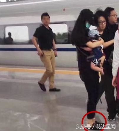 Baby抱儿子坐高铁 但是穿这样的鞋子抱小孩好危险！