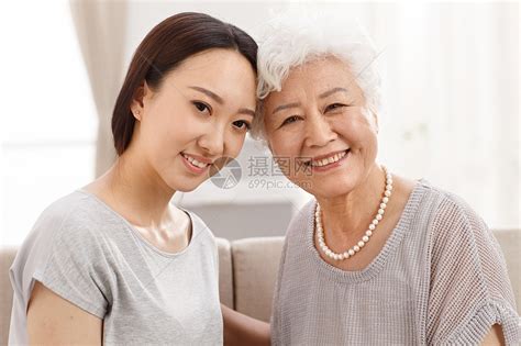 传统节日健康的65到69岁老年夫妇打电话高清图片下载-正版图片501977780-摄图网