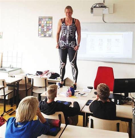 荷兰女教师课上脱衣讲人体构造