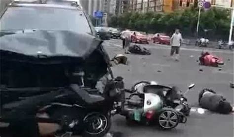 奔驰车闹市失控致3死10伤 女乘客大哭：我们撞了好多人_凤凰网资讯_凤凰网