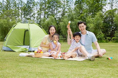 一家四口家庭出游野餐高清图片下载-正版图片501626383-摄图网