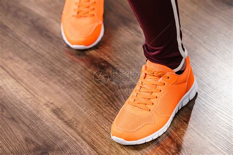 女人穿着运动装运动鞋红色鞋,舒适的鞋类完美的锻炼训练女人穿着运动装运动鞋高清图片下载-正版图片300881281-摄图网