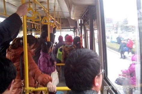 公车上5岁男孩逼孕妇让座，被旁人教训后，反怼的话让司机停车了 - 知乎