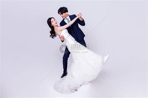 情侣婚纱舞蹈动作高清图片下载-正版图片500805457-摄图网