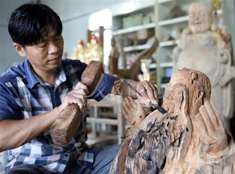江西万年：木雕教师以刀为笔15载 让“枯木重生”-人民图片网