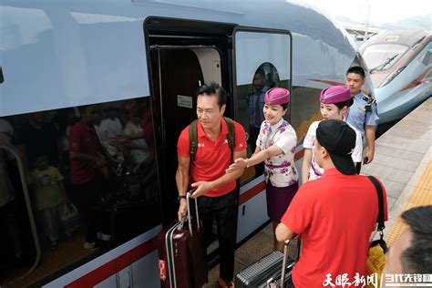 香港明星足球队一行乘坐列车前往榕江参加“贵州村超”比赛