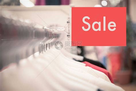 在商场的衬衫店里卖衣服架高清图片下载-正版图片506647932-摄图网