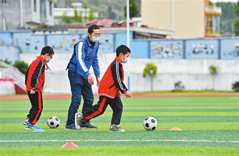 大山里，“洋教练”教我们踢足球---四川日报电子版