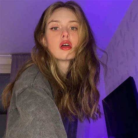 黄色系欧美女头图片