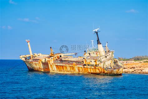 废弃游艇的女船长高清图片下载-正版图片503710276-摄图网