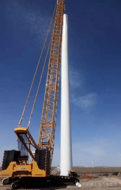 新疆哈密景峡二期第六风电场A区200兆瓦工程首台风电机组吊装成功