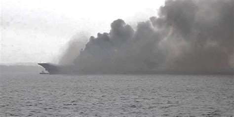 桥下战舰路过，桥上浓烟蔽日：为啥俄罗斯军舰爱冒烟？——上海热线军事频道