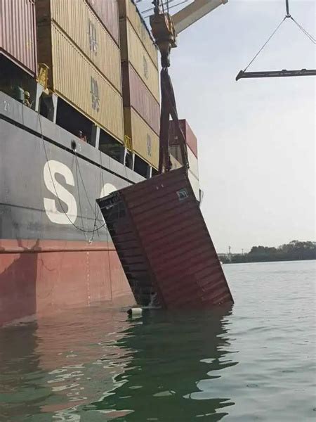 一艘集装箱船四个空箱落水疑因码头操作员失误 - 在航船动态 - 国际船舶网