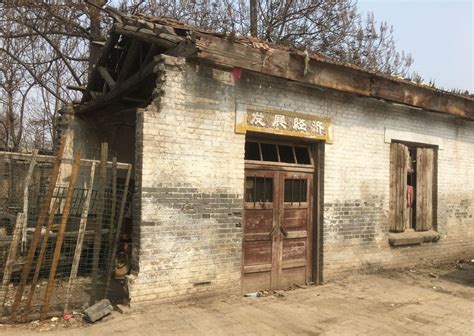 邢台123：邢台老照片，这是南和县贾宋镇的老供销社，门头牌匾上写着“发展经济”、“保障供给”