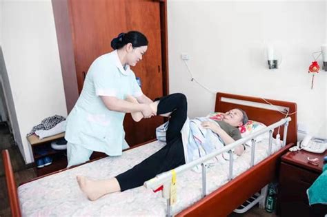 多次转行后终于找到“所爱”，80后的她成上海首届“最美养老护理员”