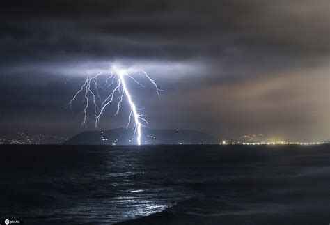 意大利女子追逐雷暴 拍摄闪电“击中”海平面震撼画面
