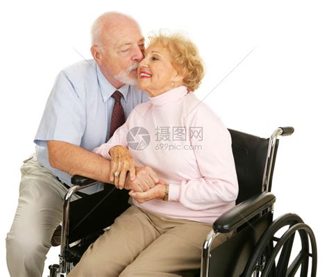 迷人的老年情侣之吻。视频素材_ID:VCG42N114702863-VCG.COM