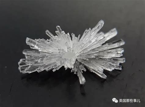 无机非铅钙钛矿Cs 3 Bi 2 I 9 的电子和光学性质
