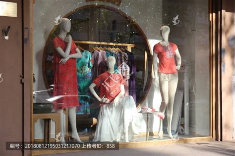临街服装店穿女装假模特橱窗展示,服饰鞋帽,生活百科,摄影,汇图网www.huitu.com