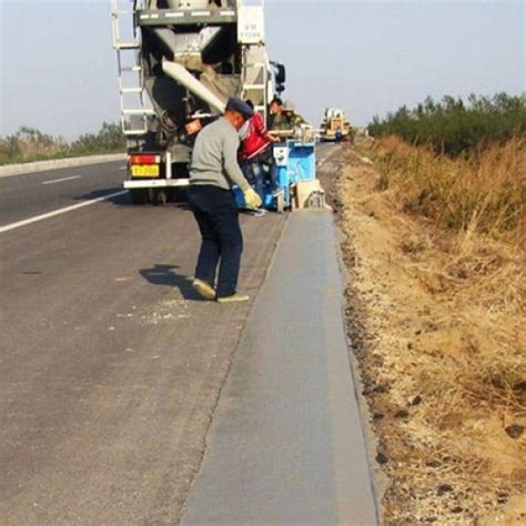 摊铺机平衡梁在国内道路基层施工中被广泛应用_扬州市通程自动化科技有限公司