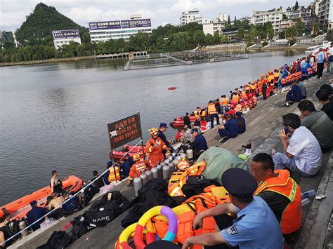 坠湖公交救出36人中有学生4人，其中一名学生死亡 - 重庆日报