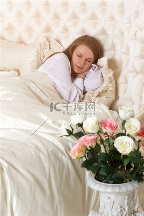 美丽的熟睡女人躺在床上，带着玫瑰高清摄影大图-千库网