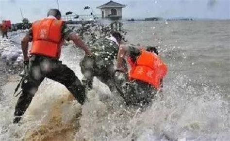 老雷锋们出现在湖南抗洪救灾现场 那种精神依旧让人沸腾_湖南频道_凤凰网