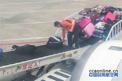 旅客拍下自己托运的行李“登机”过程 - 中国民用航空网