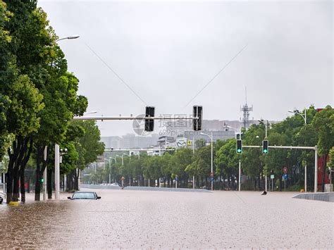 城市暴雨街道洪水内涝高清图片下载-正版图片501643936-摄图网
