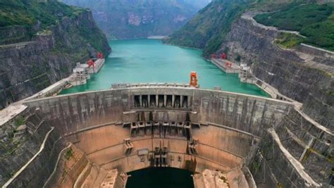 世界在建最大水电站白鹤滩水电站大坝首批坝段浇筑到顶_新华报业网