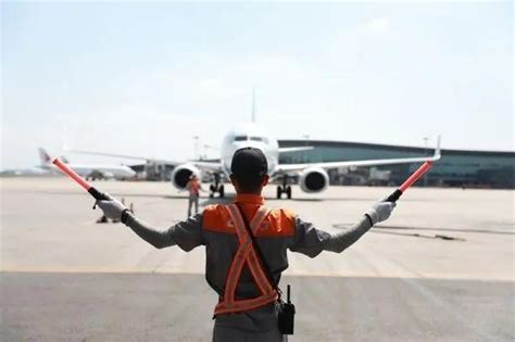 桂林机场地勤服务部机务人员全力以赴迎接“烤”验-中国民航网