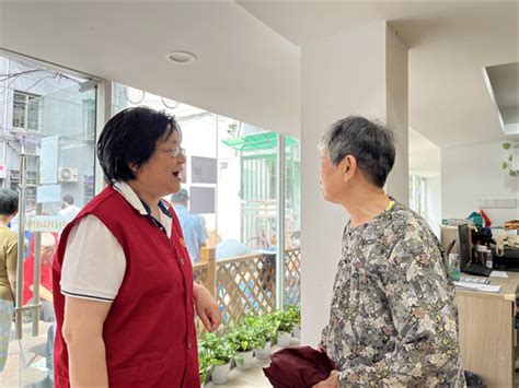 上城区小营街道有一个幸福小屋 里面志愿者平均年龄近60岁 主要提供暖心陪聊服务_杭州网