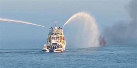 长江口两集装箱船碰撞一船翻扣，8人获救3人遇难5人失踪|界面新闻