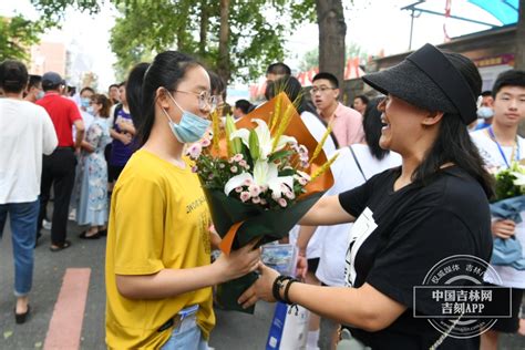 【吉镜头】2020中考结束 家长鲜花和掌声相迎-中国吉林网