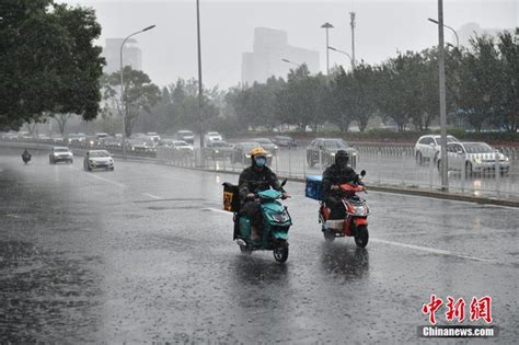 直击北京暴雨现场：道路积水严重，交通中断，多车被淹公交车厢进水_手机新浪网