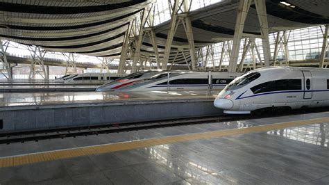 快讯：8月21日日早6时，乘坐D6621次列车的旅客在北京南站5号检票口候车