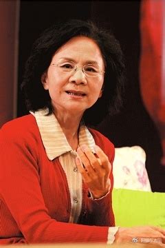 中国十大著名女作家 三毛上榜，第四是著名言情小说家(2)_排行榜123网