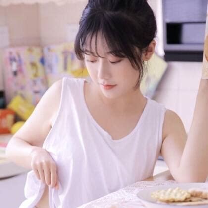 甜美女生白色背心头像
