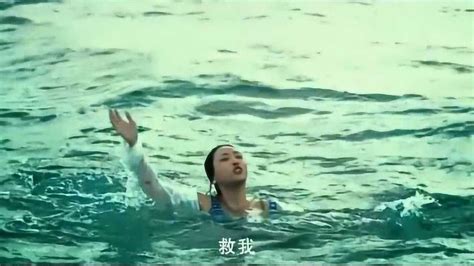 女子驾车坠河被困洪水中漂流，爬出天窗求救，当地：救上岸时已溺亡_杭州网