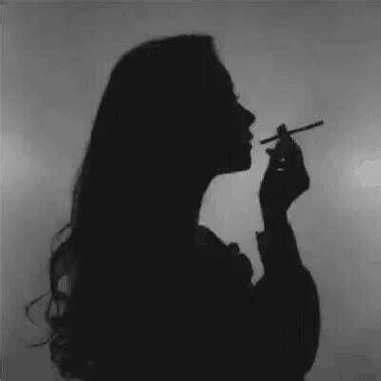 甜美女生头像黑色背景图